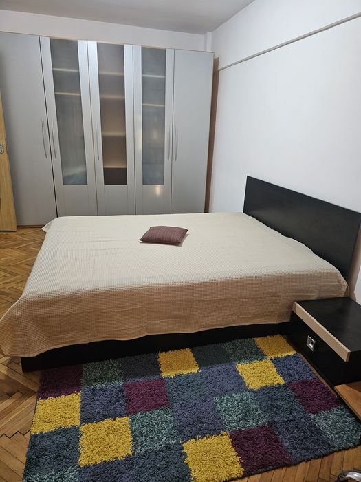 Închiriez apartament cu două camere decomandate ultracentral