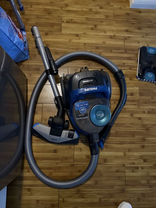 Aspirator fără sac Philips PowerCyclone – 900W