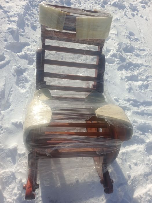 Продаётся стильное деревянное кресло-качалка