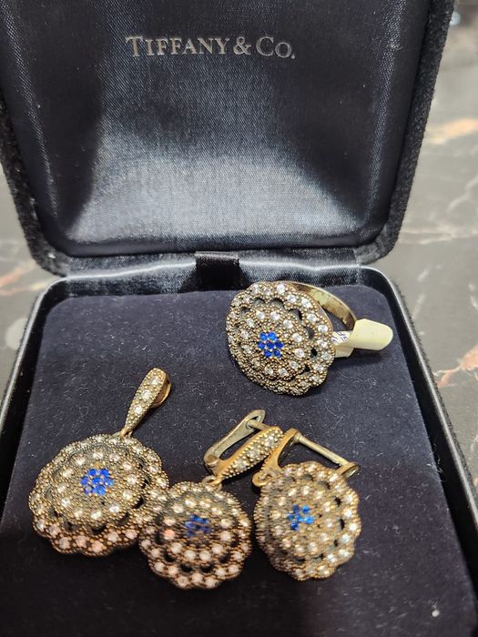 Продам серебряный набор.очень красивый.