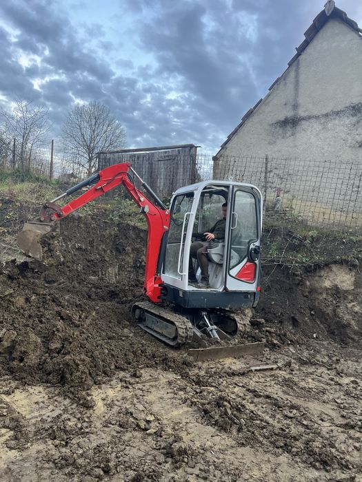 Inchiriez , prestez servicii mini excavator cu operator