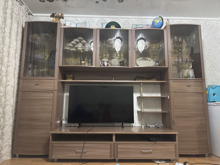 Горка стенка для хранения посуды в гостинной