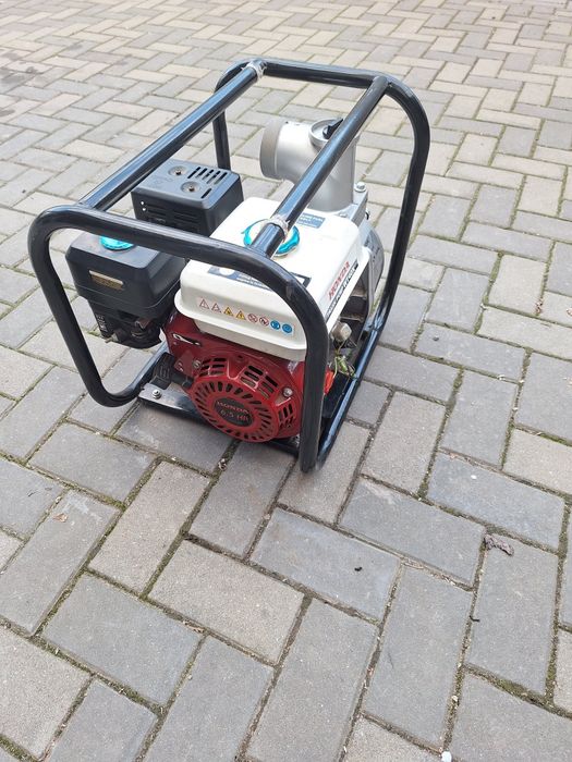 Vând pompă apă pe benzină honda