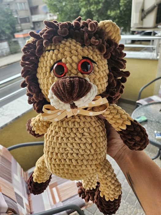 Ръчно плетено лъвче