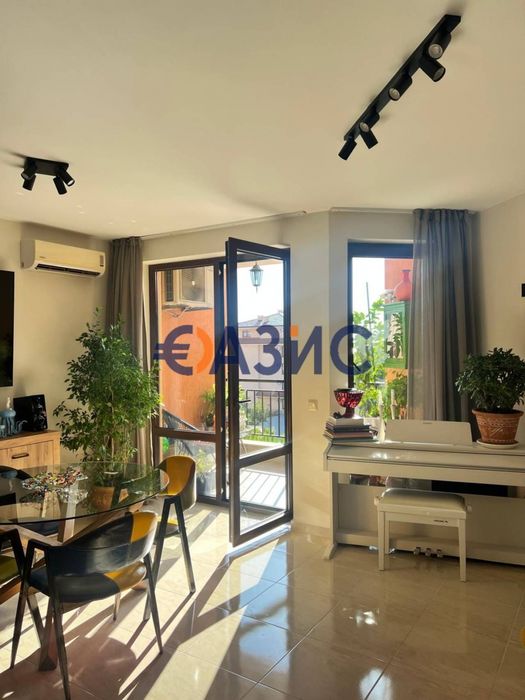 Двустаен апартамент с изглед към басейна и морето в Свети Влас, Стар