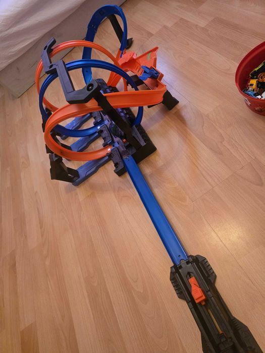 Hot wheels писти 3броя и Гараж