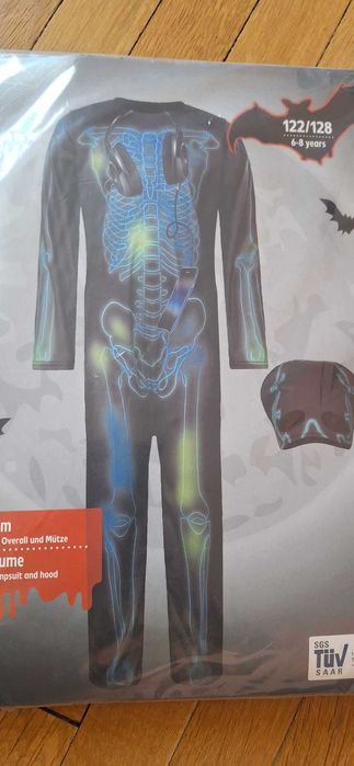 Продавам дестки костюми