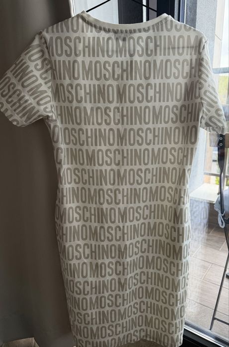 Рокля MOSCHINO с къс ръкав