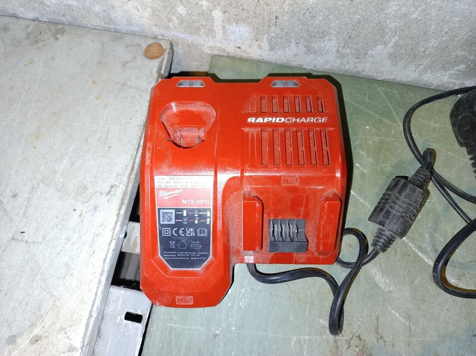 Pistol de bătut cuie Milwaukee