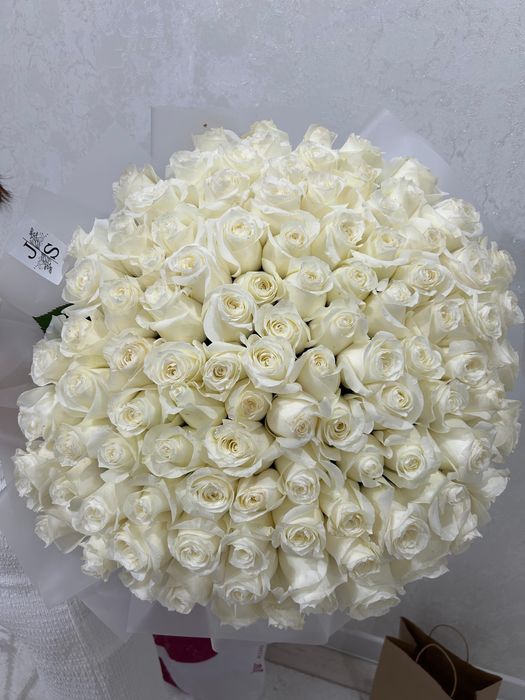 Продаются 101 белая роза