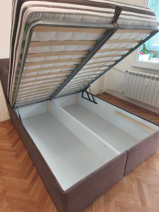 Чисто нова спалня 144/190 SENA BED дамаска Max 06 по каталозите на МАТТРО в комплект с матрак СОЯ Премиум 144/190 SOYA PREMIUM ROLL.