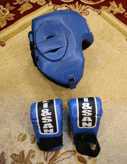 Детские перчатки и шлем для каратэ, таэквондо