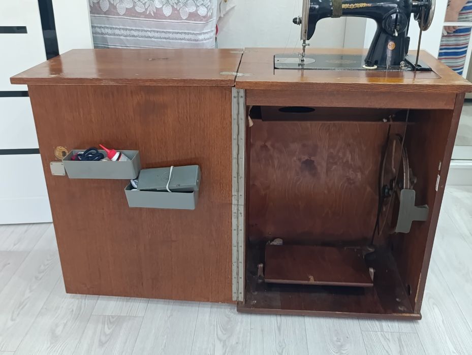 Механическая швейная машинка
