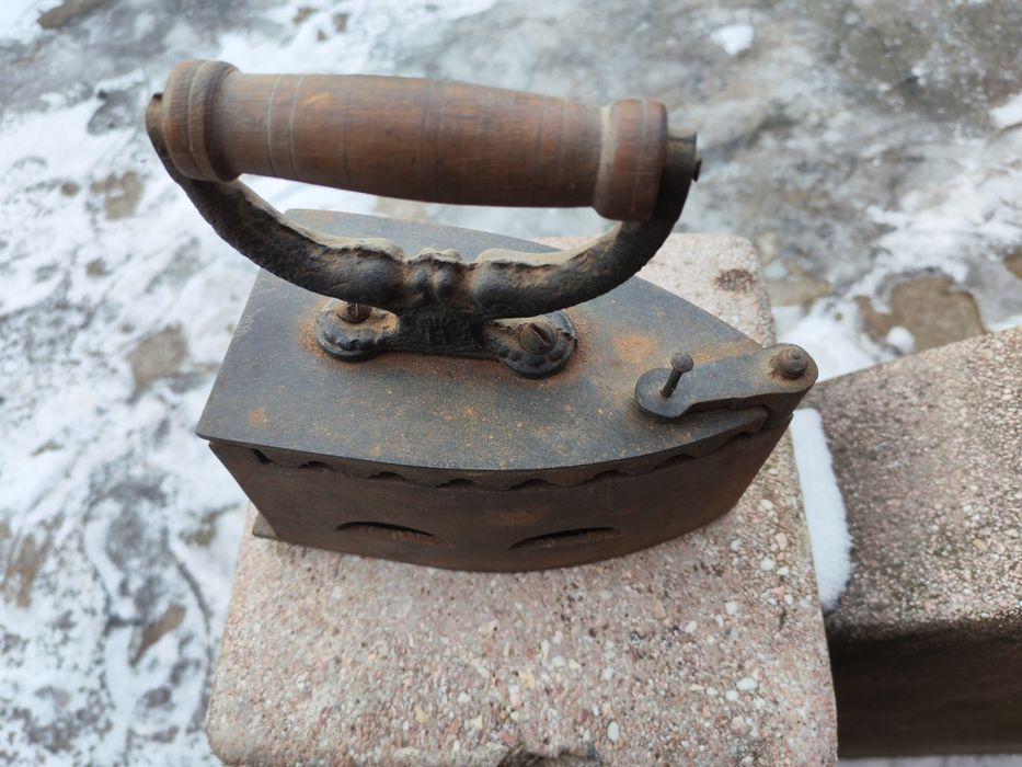 Fier de călcat vechi