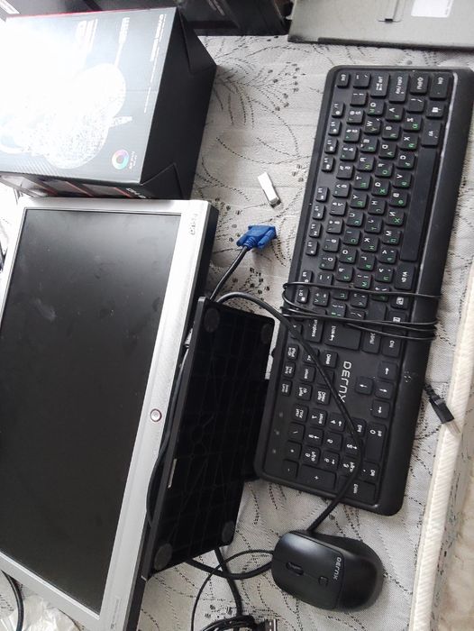 Продавам компютър в комплект с монитор, клавиатура, Мишка,Слушалки