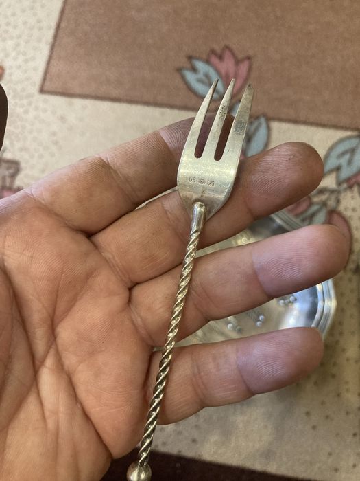 Посребрени съдове и прибори.