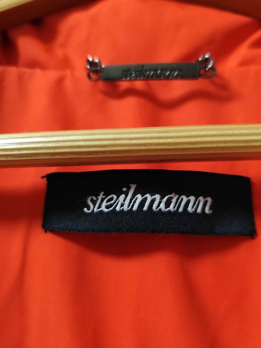 От Германия, Червено дамско яке с гъши пух