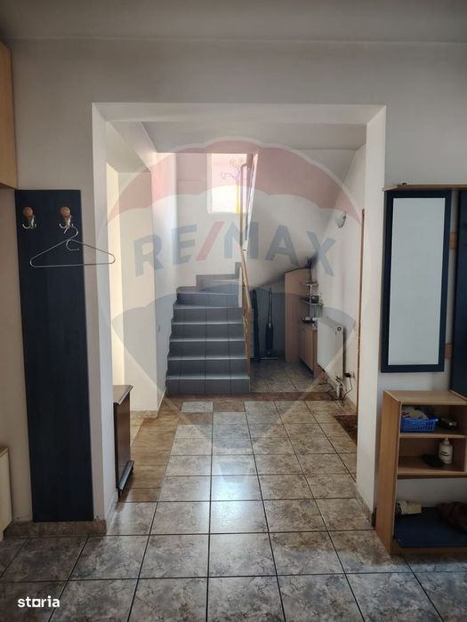 Casă / Vilă cu 8 camere de vânzare în zona Central