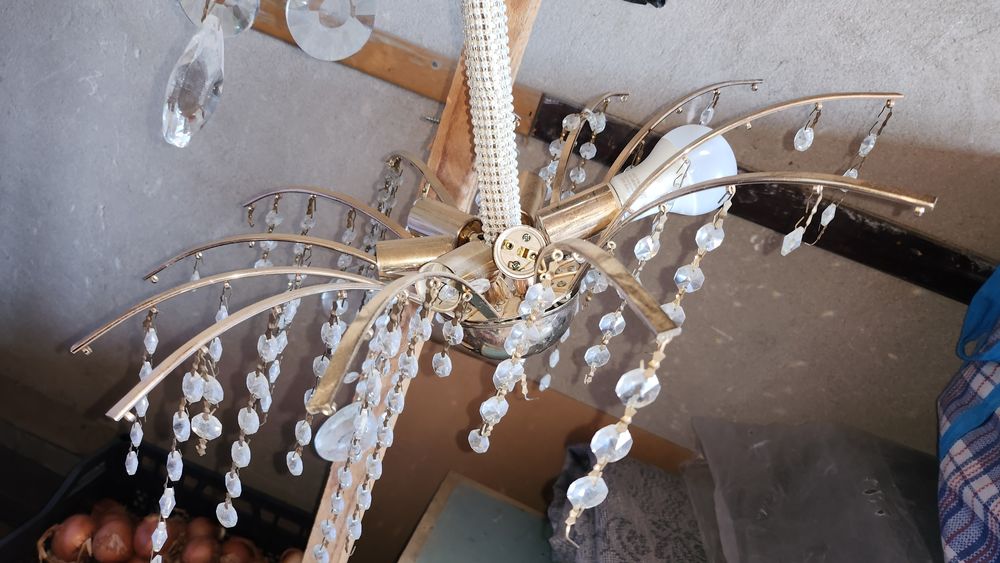 Отдам даром люстру