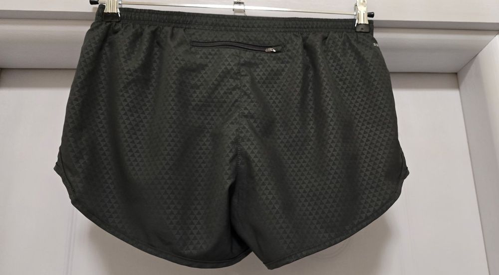 Дамски оригинални къси панталони.  Като нови.  Nike Modern Tempo Embossed