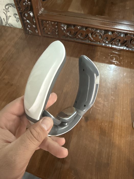 Bo'yin massajor to'k sipat qilib massaj qiladi yengi