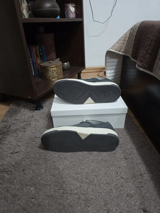 Adidași GUESS originali,ca noi,cu cutie,purtați  de cateva ori