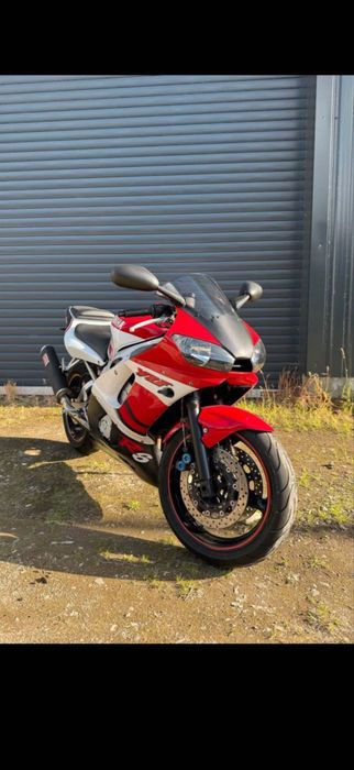 Vând Yamaha R6, an fabricație 2003, în stare foarte bună, întreținută cu grijă.