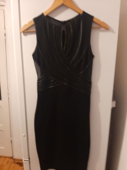 Vând rochie cu inserții de piele și plasa