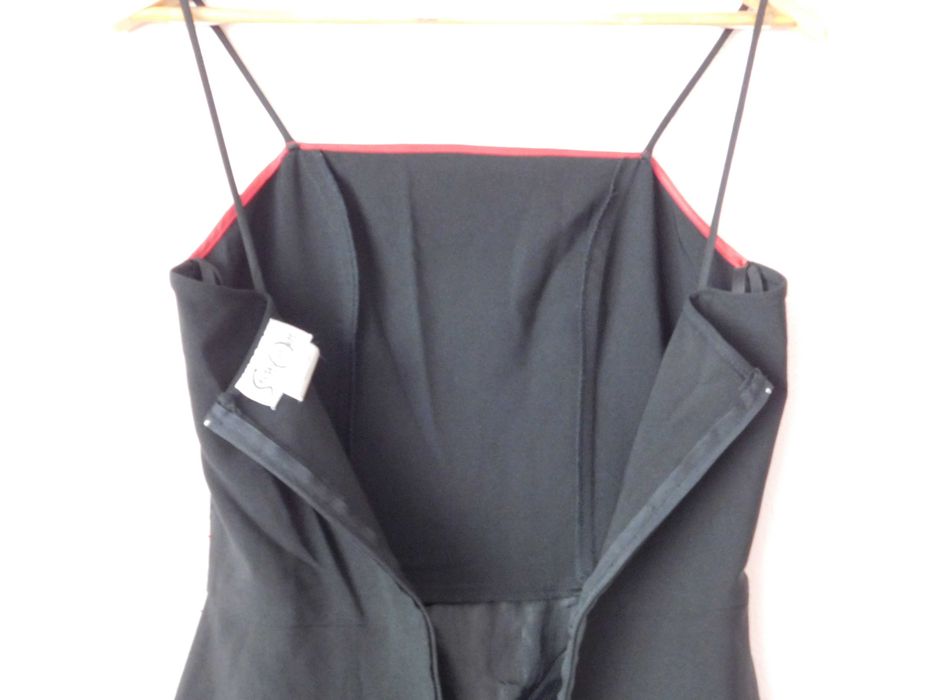 Стилна рокля в черно с червени акценти.