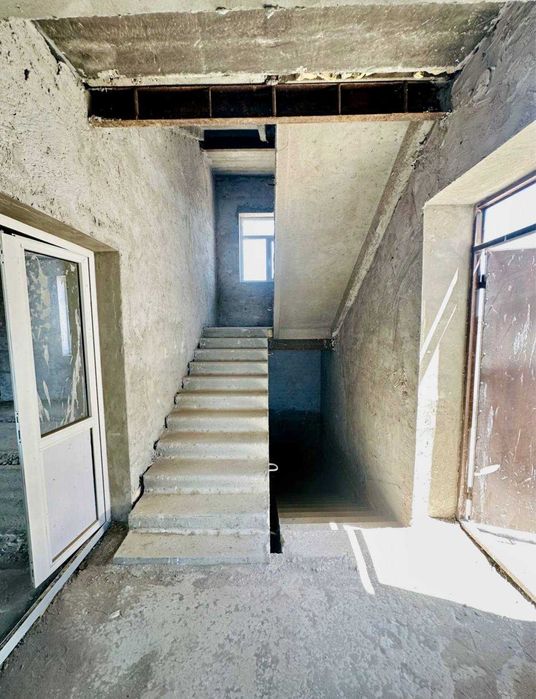 УРГАНЧ туманида 400 кв.м 2-этажли ТУРАР ЖОЙ сотилади.