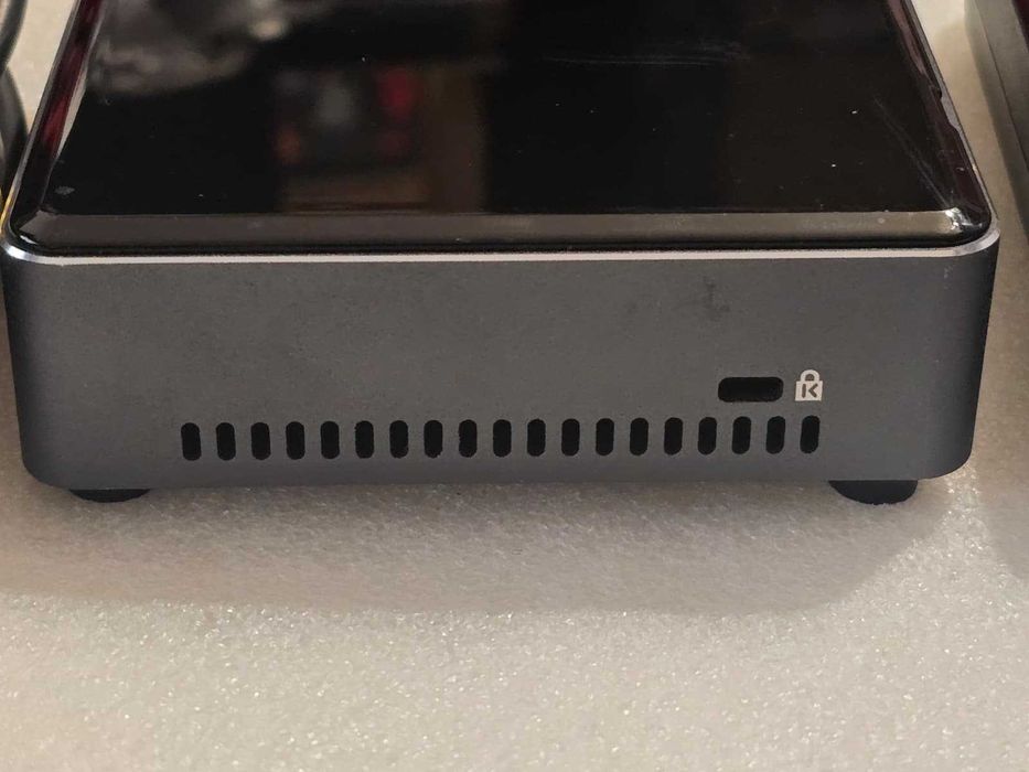 Mini PC Intel NUC 7i3BNK, i3 Gen 7, 4GB RAM, Fără SSD WI-Fi, Bluetooth