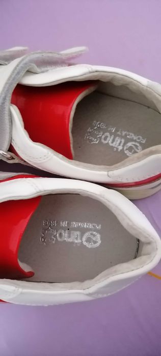 Adidasi NOI piele, pentru fetite, marime 34, albi/dungi rosii lacuite