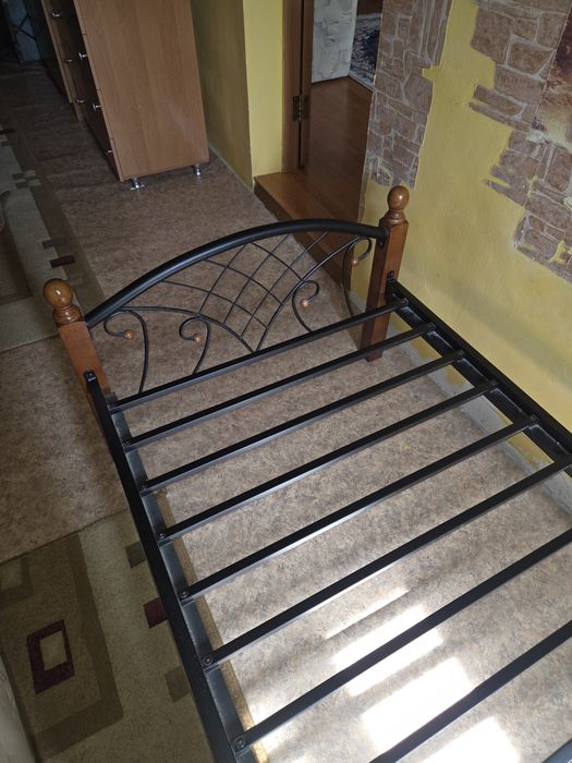 Кровать с матрасом