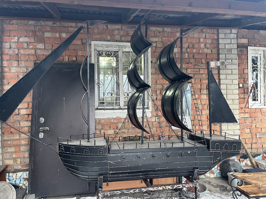 Продаётся мангал в виде корабля.