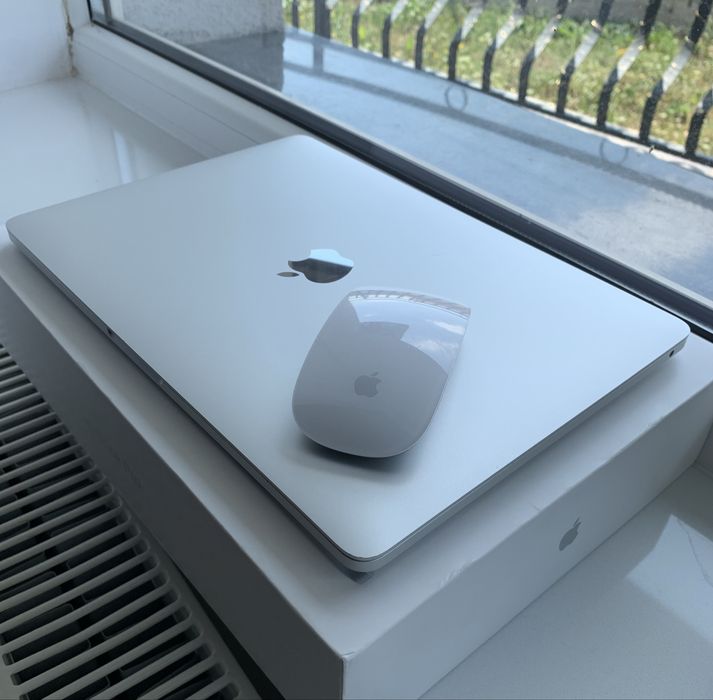 MacBook Pro 13” 2022 M2 | 8GB RAM | 512GB SSD | Touch Bar + Apple Magic Mouse