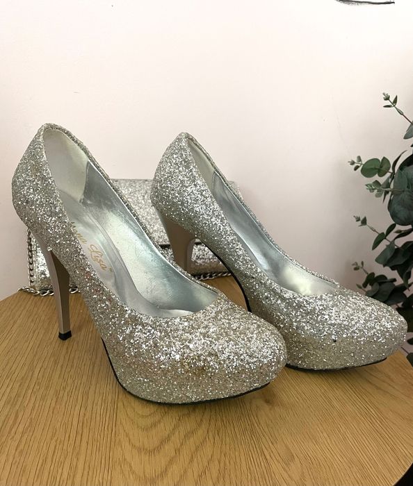 Комплект сребърни обувки с чанта