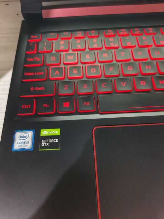 Noutbuk sotiladi srochno