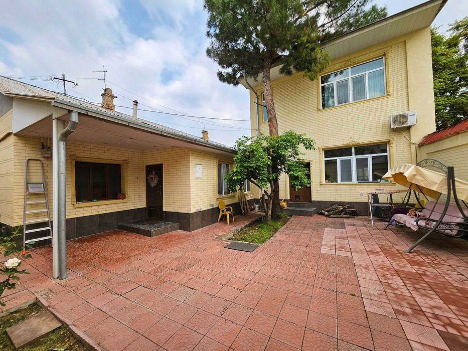 Азербайджанский центр. Продается двухэтажный дом