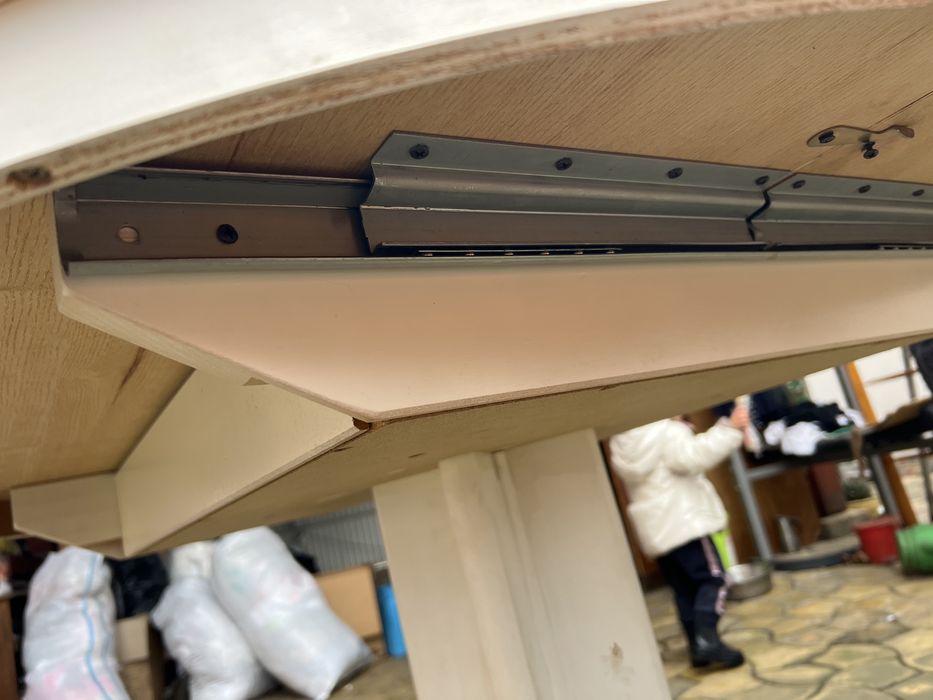 Masa de lemn, diametru 1m, cu extensie incorporata