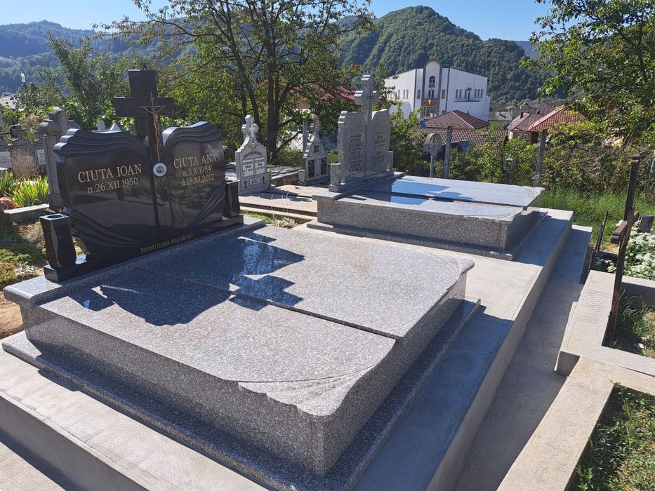 Executam Monumente Funerare din marmura granit și mozaic