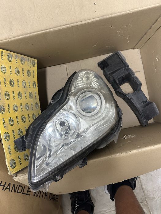 Mercedes Cls ляв фар оборудван (пукнато стъкло)