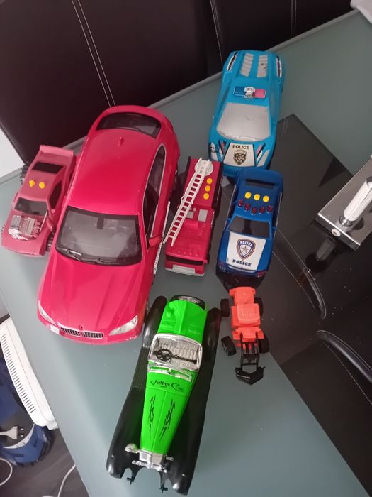 Vând mașinuțe copii în stare buna ,doar mașina mare nu are telecomanda