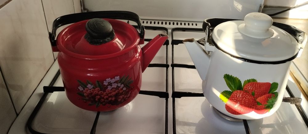 Чайники эмалированные -  2 х литровые.