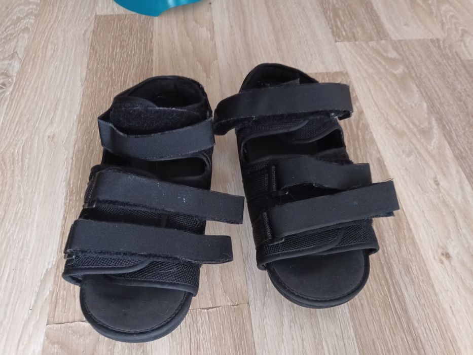 Продавам постоперативни ортопедични обувки