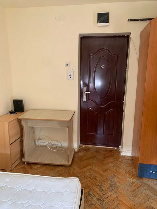 Închiriez garsonieră bloc de apartamente Micro XIV