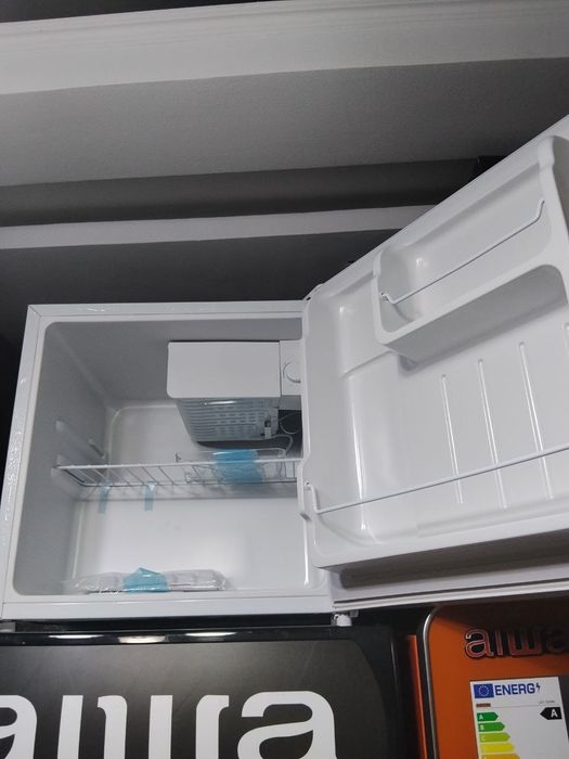 Продается мини холодильник Aiwa 50л