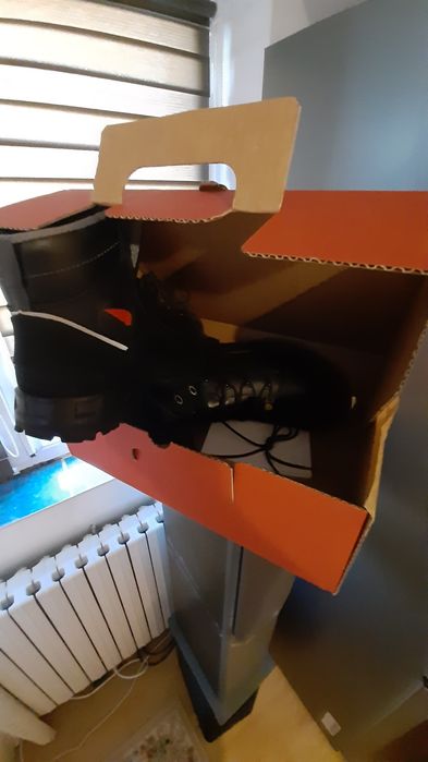 Bocanci protectie Red Wing nr.46 made in Italy.