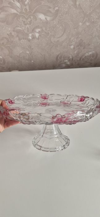 Продам стеклянный тортница