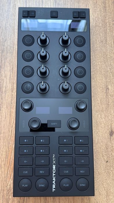 Traktor X1 MK3 DJ контролер