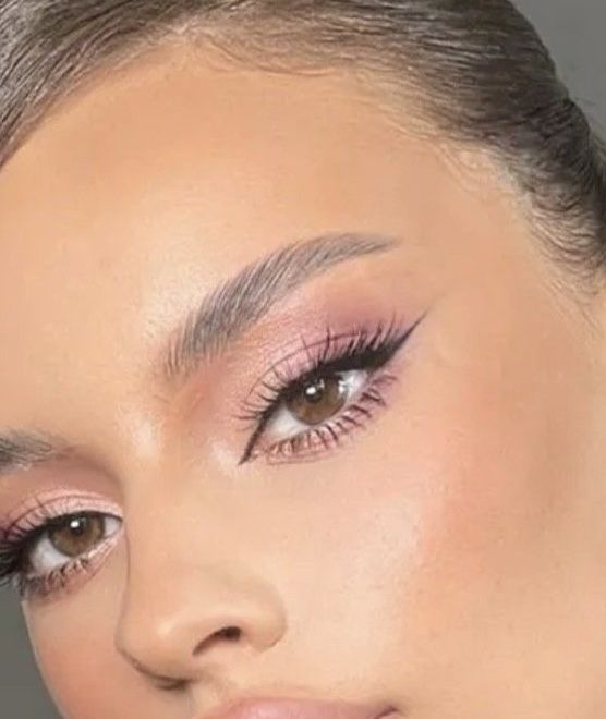 Make-up & Sprâncene Perfecte – Deplasare la locație